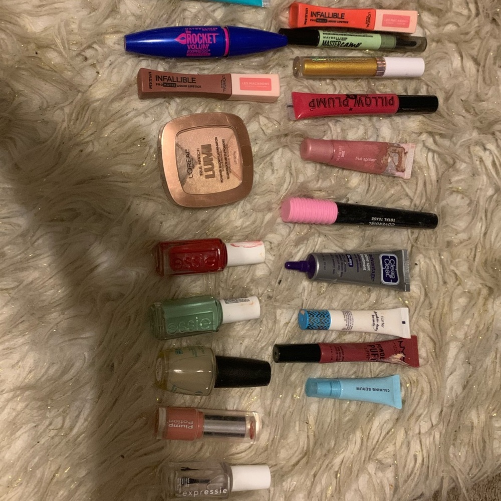 Makeup - Picture 2 of 2